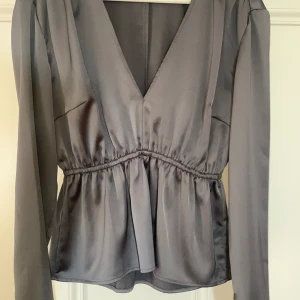 Ny blus från Gina tricot S - Helt ny glansig blus fel köp men för sent att lämna tillbaks 