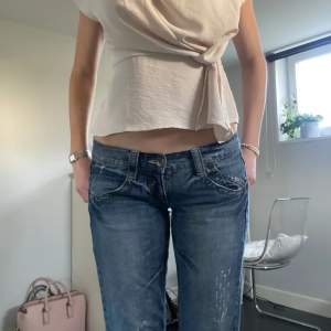 Så snygga jeans ja köpt på Plick men gillar inte passformen på mig. Jätte långa i benen och Lågmidjade (jag är 179!). Midjemått är 42 cm och innerbenslängden 89 cm. De är uppsprättade därav blivit slitna ner till (se sista bilden) 💓🤩