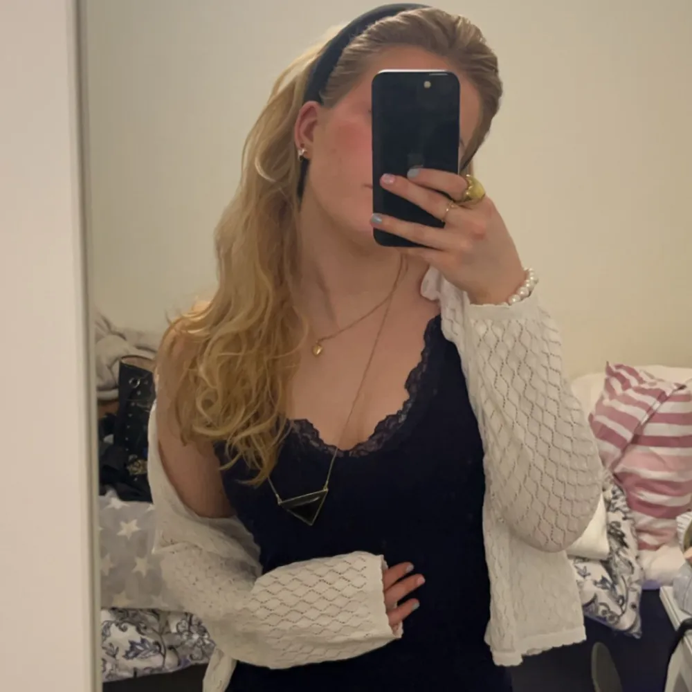en vit virkad kofta som är perfekt till sommarkvällar och att göra en look mer somrig😚. Neuletakit & Villapaidat.