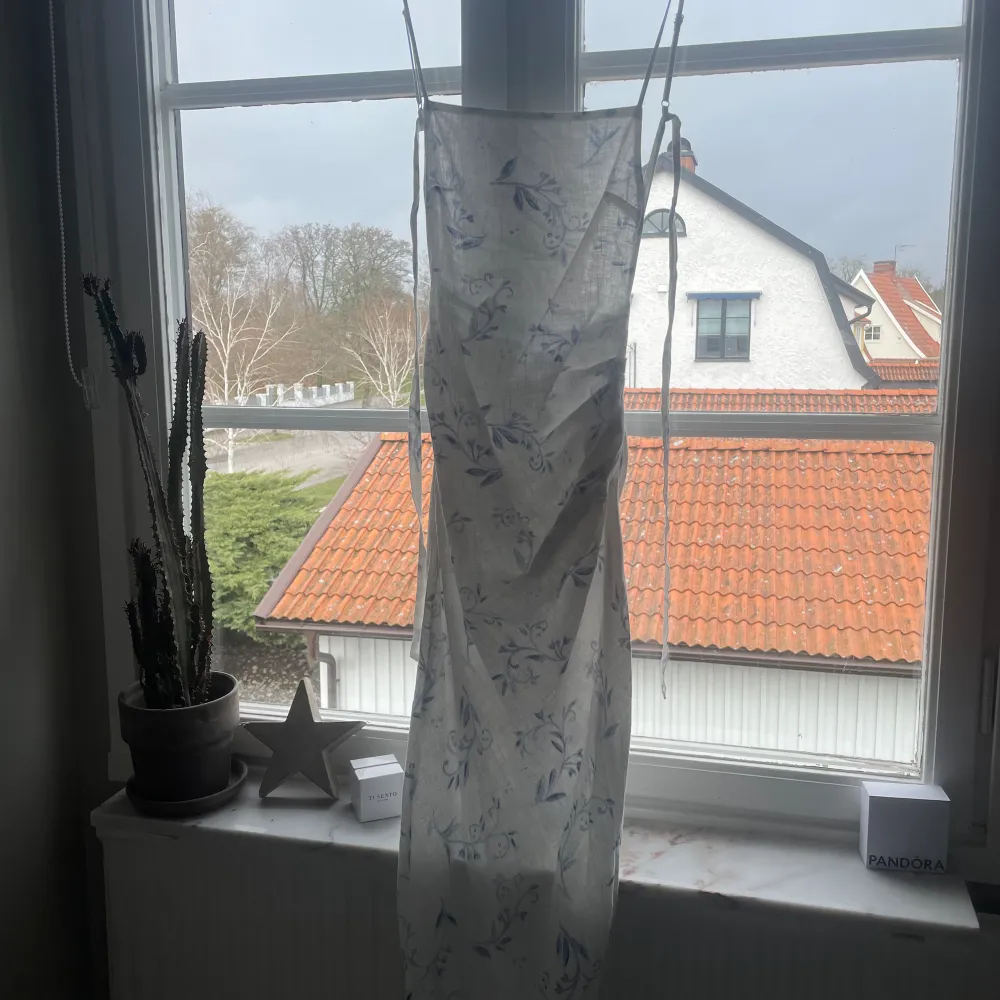 Perfekt sommar klänning från NAKD i storlek 32💕 den är Rygglös med slits med knyte där bak🤗. Klänningar.