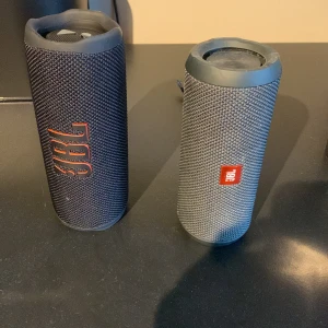 Två jbl högtalare den mindre för 700kr och den andra för 1500kr - Båda är i jättebra skick som knappt används. Helst att vi möts bor i sthlm.