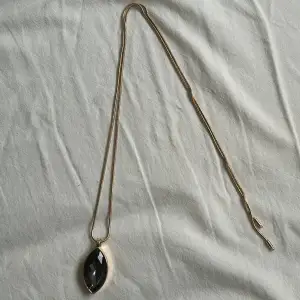 Långt halsband med diamant hänge från Ioaku. 