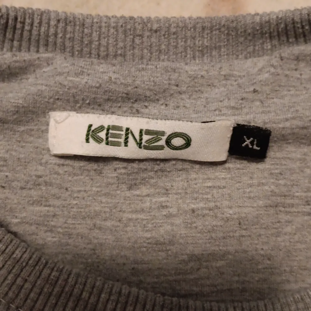 Säljer kenzo tröja för att jag inte använder längre. Bra skick knappast använd. Storlek:XL  . Hoodies.