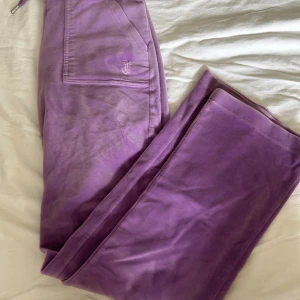 Juicy couture - Helt vanliga juicy byxor i en lila färg. Byxorna är helt utan defekter och det märks knappast att det är använda. Nu pris är 1199kr 