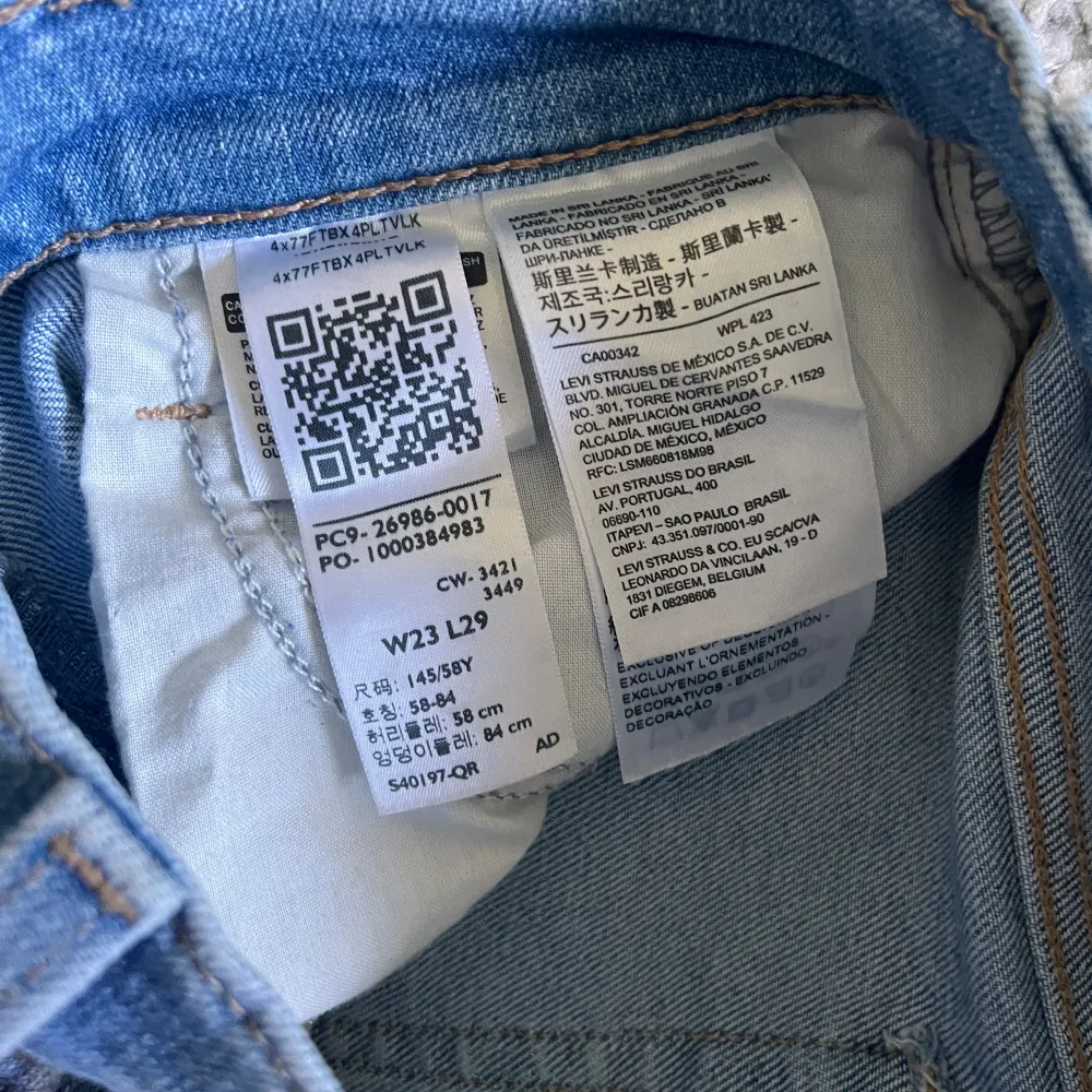 Jeans från Levi’s i fint skick, säljer då de blivit för små för mig. Kontakta för frågor  Köparen står för frakten. Jeans & Byxor.