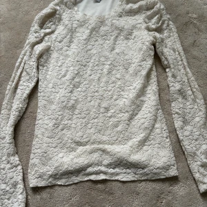  tröja - Storlek 146,152 Använd men i bra skick Har en inne tröja som visas på bild 2 så den inte är för genomskinlig 