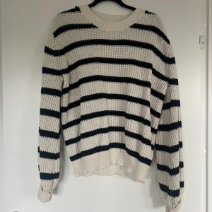 Stickad tröja  - Storlek L men sitter snyggt på mig som vanligtvis har S.