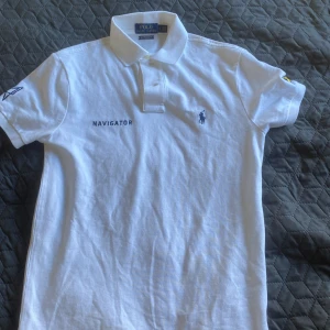 Ralph louren - Ralph louren X limited edition piké, av navigator us team, finns endast 10 stycken i hela Sverige, frakt utan Plick med spårbar frakt PostNord, returer om man ej är nöjd! Mvh