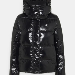 Calvin Klein jacka - Fin sckick, använt några gånger, inga skador, liknar som ny. ❤️nypris online : 2200 min pris; 1200 kr