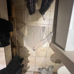 Defekt vara - Limitato hoodie. Med smink som inte går bort på. Men syns inte alls i lite mörkare men ärligt så syns det i dags ljus. Låda tillhör och Äktighetsbevis. Priset är Lite rörligt vid snabb affär!