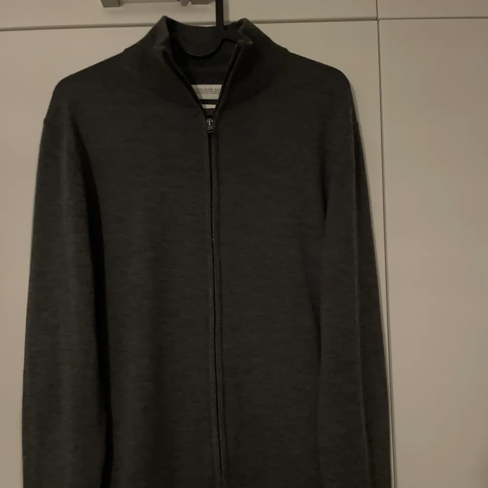 Riktigt skön och snygg superior merino zip hoodie som inte kommit till användning på senaste, skick 9/10. Bara att skriva för fler bilder eller frågor☺️. Tröjor & Koftor.