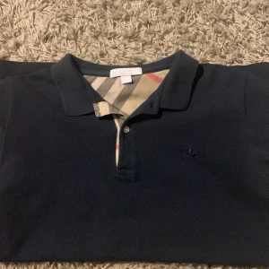 Burberry Piqe - Säljer nu min riktigt feta burberry piqe eftersom den är för liten, piqen är i väldigt bra skick 8/10 och passar till nästan allt. Nypris ca 4000, mitt pris 1400. Om ni har frågor eller funderingar så är det bara att höra av sig. 