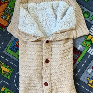 Åkpåse - Perfekt att använda i liggdelen på hösten & våren eller om man vill pyssla om den och anpassa till babyskydd.  Inget att anmärka på.  Djur och rökfritt hem