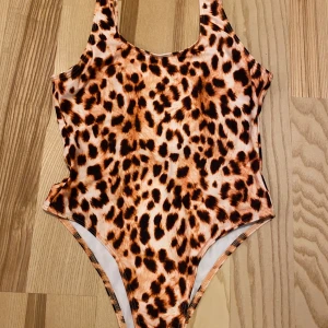 Baddräkt Nikben strl M - Ny baddräkt, aldrig använd.  Strl Medium.  Från Nikben. Ord.pris 1000kr Jag är väldigt mån om mina köpare. Skulle du vara missnöjd med ditt köp så ta gärna kontakt med mig innan dåligt omdöme, så har jag en chans att rätta till det.