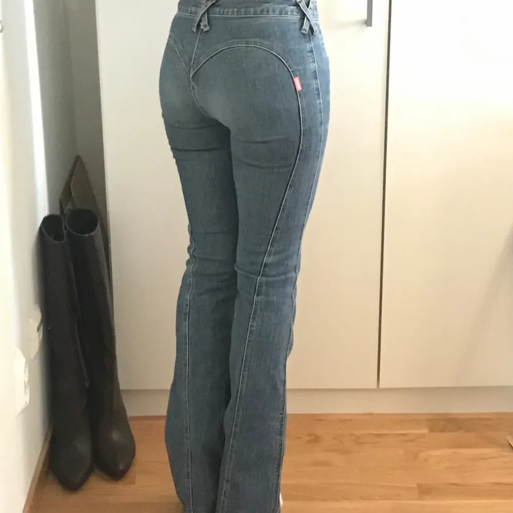 Drömmiga y2k jeans från Crocker med ett unikt utseende. Otroligt fina 💕 färgen är mer som på sista bilden Midja 33 cm + stretch  Innerben 81 cm Jeansen är stretchiga  Perfekt vintage skick. Jeans & Byxor.