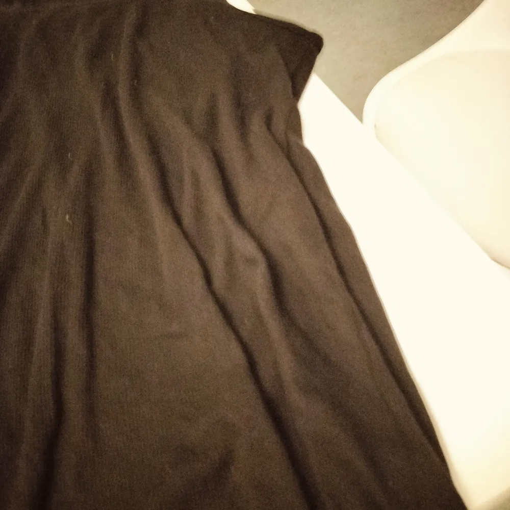 Divided klänning svart endast provad en enda gång . Säljes för 50 kr . Storlek XL för stor för mig den är stor i storleken 🌸. Klänningar.