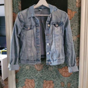 Jeansjacka xs/s - Snygg jeans jacka, stretchigt material. Kort modell Passande xs/s