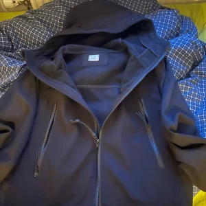 Cp company  - Jackan är i storlek M men skulle även kunna passa nån som har storlek S.  