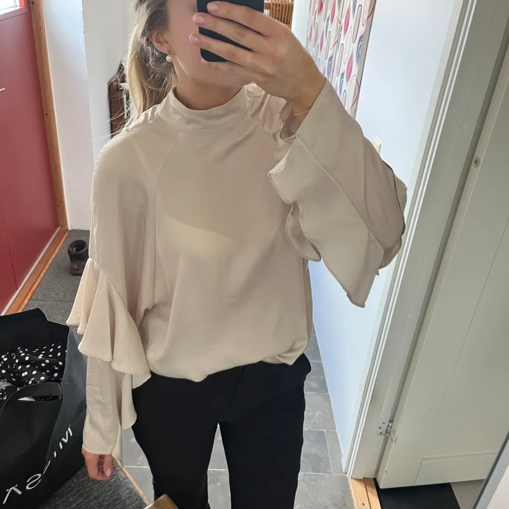 Så snygg beige blus med fina volanger på armarna. Från h&m i storlek S💗 . Blusar.