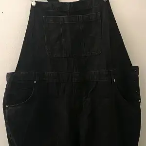 Hängselbyxor svart stentvättade i jeans material, med silver detaljer. Strl. XXL Normal/ mindre i storleken. Aldrig använda endast testad.