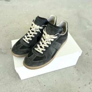 Maison Margiela GAT - Väldigt fint skick endast använda ett fåtal gånger, Behandlade med läderprodukter, SS20 såldes endast i USA, snyggaste färgen enligt mig, om du har frågor kom DM, följa gärna min profil för mer highfashion kläder som kanske intresserar dig!