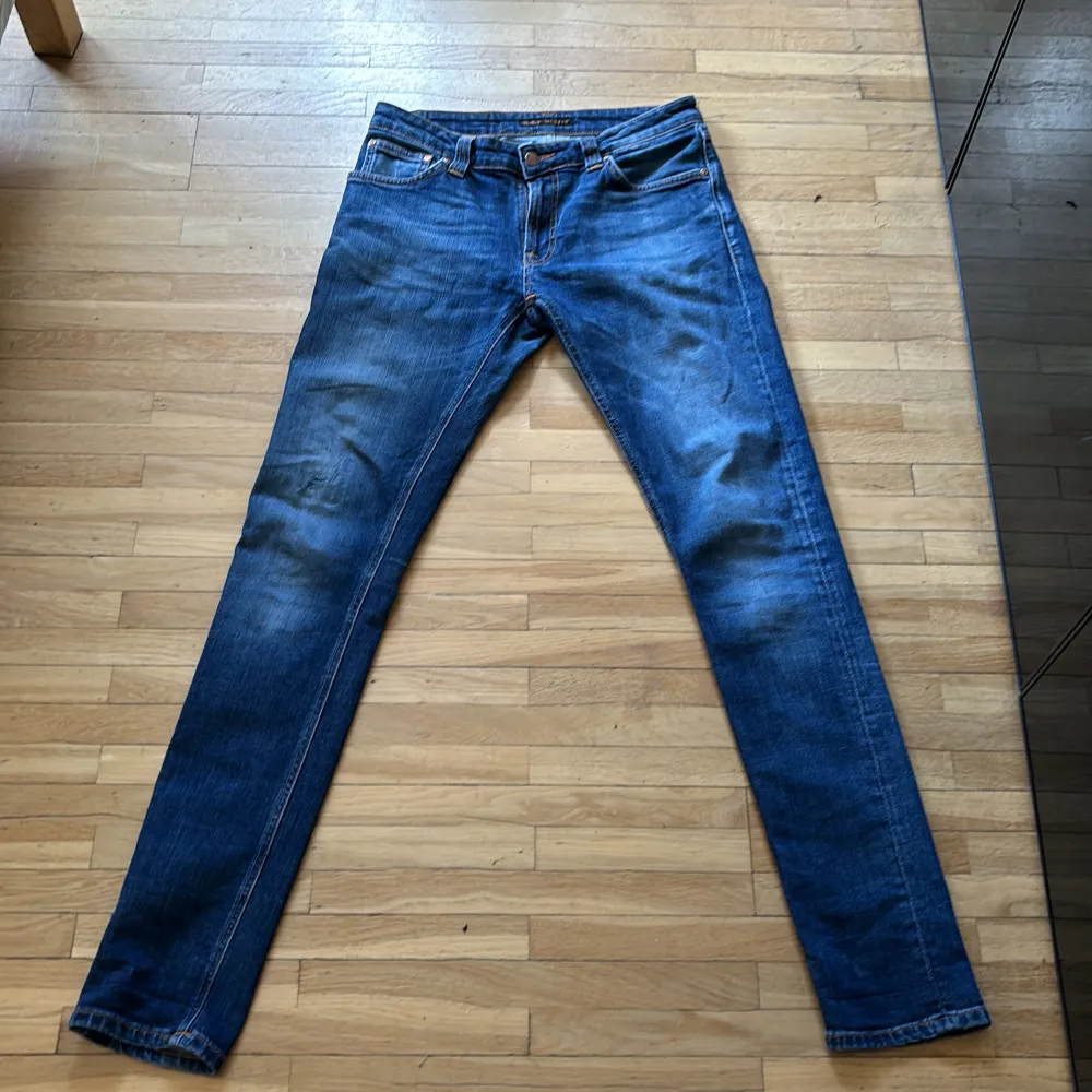 Säljer nu dessa schyssta nudie slim jeans. Det är lagade på högra knäet men inget man tänker på vid användning. Pris kan diskuteras. Jeans & Byxor.