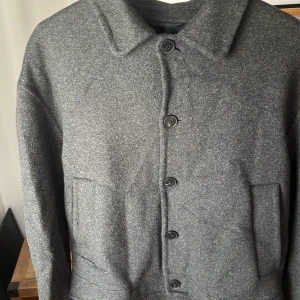 Zara overshirt  - Säljer då den aldrig kom till någon användning