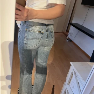 Lågmidjade lee jeans - Lågmidjade lee jeans. W28 L35 men dem är uppsydda och passar mig som är ca 1,57 cm. XS/S. Fint skick. 