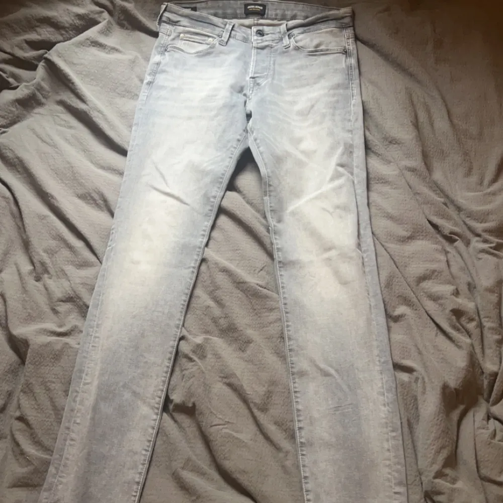 Tja! Säljer dessa Jack and Jones jeans (modellen heter JJIGLENN JJICON) då jag ej använder dom! Strl 31/34! Skulle säga att dom är i väldigt bra skick, jag kan ej se några defekter på dom! Pm vid fler frågor!. Jeans & Byxor.