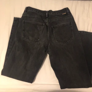 Jens - Hej säljer dessa jeans då dom har blivit för små för mig men vid fint skick hör av dig vid frågor😃