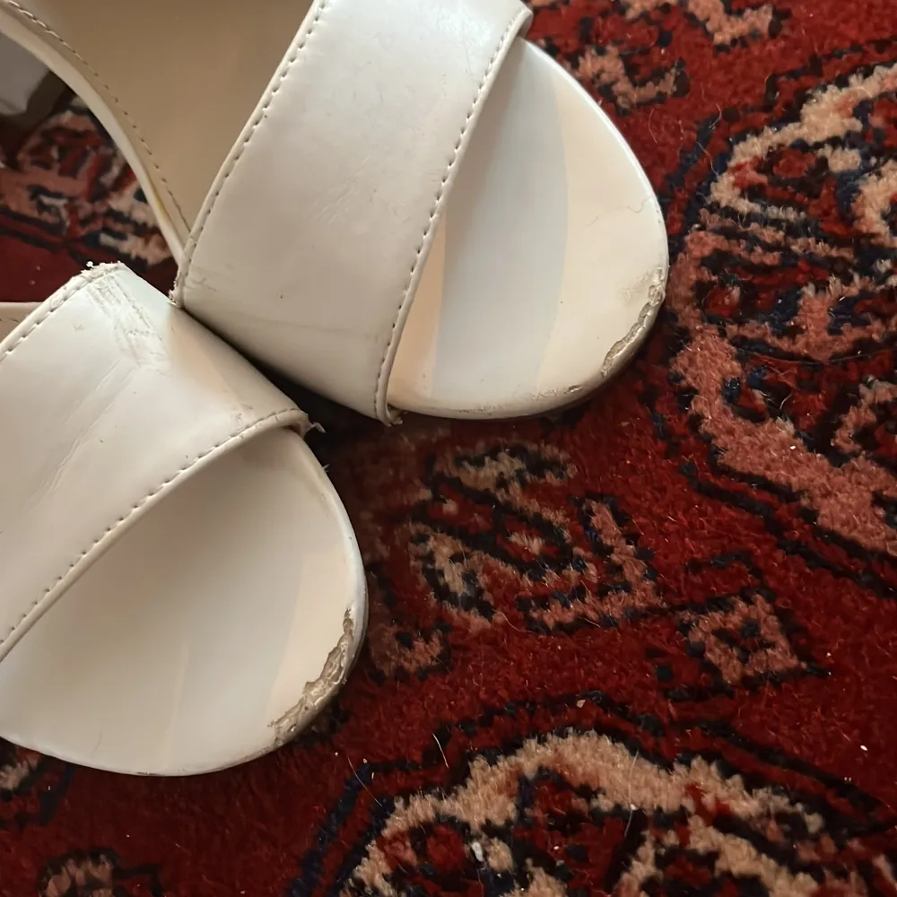 Vita klackskor köpta för några år sen på din sko, använda några gånger under bröllop mm. Skrapade därfram och kan därför diskutera priset.. Skor.