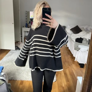 Stickad tröja - Stickad tröja med ränder och slits😊