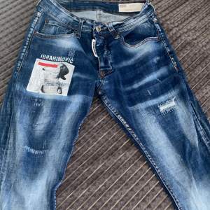 jätte fina jeans passar inte mig så väljer att sälja dem. storlek 29 men är mindre kom dm för mer info 