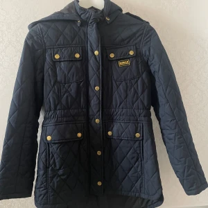Barbour jacka  - Barbour jacka i storlek XL barnstorlek. Motsvarar ca 170, Xs 