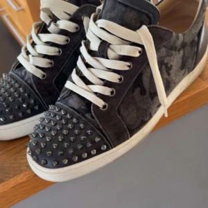 Christian Louboutin -  ‼️INGA BYTEN‼️Riktigt snygga och ovanliga Loubs i en camo färg, som nya, alla nitar kvar osv. 100% äkta!