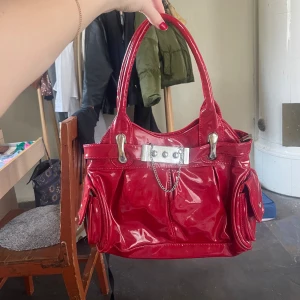 Vintage röd väska - Supersnygg röd väska köpt på vinted. Vet inte riktigt vad det är för märke. Den är i myvket bra skick!