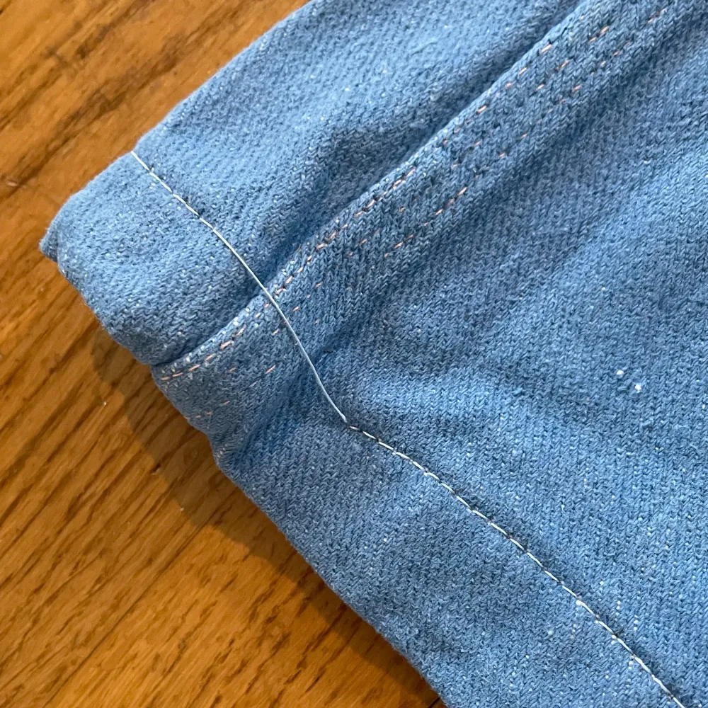 Så snygga vintage flarejeans ! Försmå för mig därför säljer jag dem De har några defekter som lösa trådar Skulle säga att storleken passar både 34 och 36 . Jeans & Byxor.