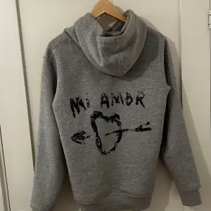 Säljer denna snygga mi amor hoodie eftersom den inte kommer till användning längre. Använd bara ett fåtal gånger och är i bra skick💘 köparen står för frakten💕