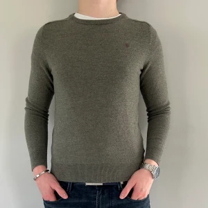 Morris 100% merinull - Säljer nu min riktigt snygga morris tröja som inte kommit till användning. Tröjan är i storlek L men har krypt en del så sitter som XS. 100% merinull och skick 9/10! Nypris: 1599kr. Jag på bilden 172cm och väger 62kg. Kom privat vid fler frågor!🔥