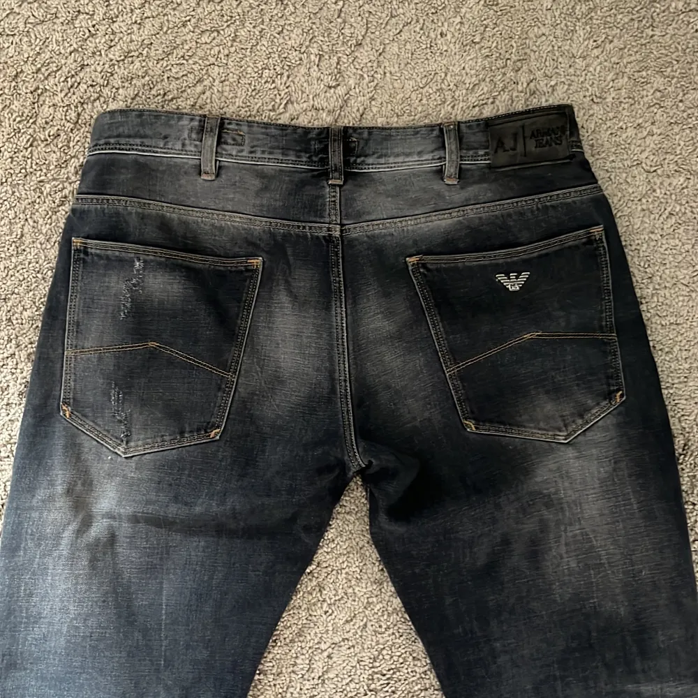 Avklippta armani jeans som jag inte använder längre sitter skit bra ett litet hål vid fickan.. Jeans & Byxor.
