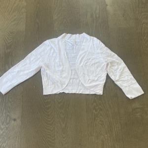 bolero❤️ - bolero i nyskick från soyaconcept strl M men passar många storlekar. den är trekvartsärmad och så fin😃 använf gärna köp nu❤️