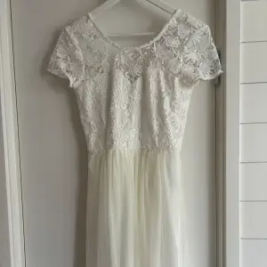 En fin vit klänning, perfekt inför studenten eller annan avslutning! Klänningen är från VILA och i bra skick (endast använd en gång). 