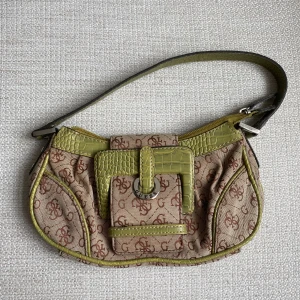 Supersöt mini-väska från Guess!🤩 - Fint skick!!🙌🤩 Använd gärna köp nu!