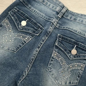 Ursvängda byxor  - Jättefina stretchiga utsvängda byxor med detaljer på baksidan. Använda 1 gång.💞