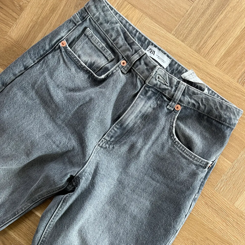 Mellanhög midja. Snygg grå färg 🩶 Knappt använda.. Jeans & Byxor.