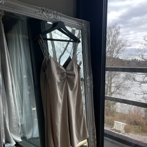Klänning stradivarius  - Oanvänd klänning med prislapp kvar från stradivarius. Storlek M