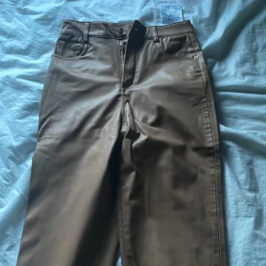 Beiga skinnbyxor  - Storlek 32 fårn zara beige skinn byxor som är vida i slutet och har ett mjukt material inuti byxorna 