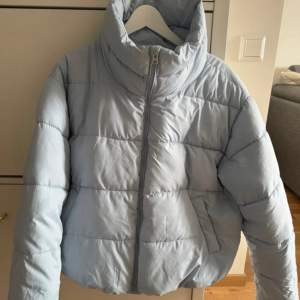 Köpt på vinted, kom tyvärr med sminkfläckar lite här och var (se bilder). Har inte försökt få bort fläckarna själv lär gå bort med micellärvatten!  #pufferjacket #vår #jacka #lager157 #blå