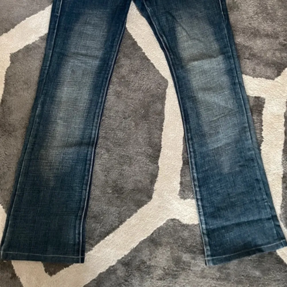 Säljer nu mina jättefina victoria beckham jeans som är bootcut/flare. Storlek S (76cm runt hela midjan, 74cm innebenslängd) Har använt ett fåtal gånger. Inga defekter eller så. Pris kan sänkas vid snabb affär, är även öppen för byten!. Jeans & Byxor.