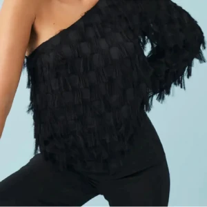 Gina topp - Hejj, säljer min fina gina one shoulder topp som är använd max 3 gnr. Fick den i julklapp men har då inte kommit till så mycket användning och är då i nyskick. Tveka inte att höra av dig om intresserad.💞💞